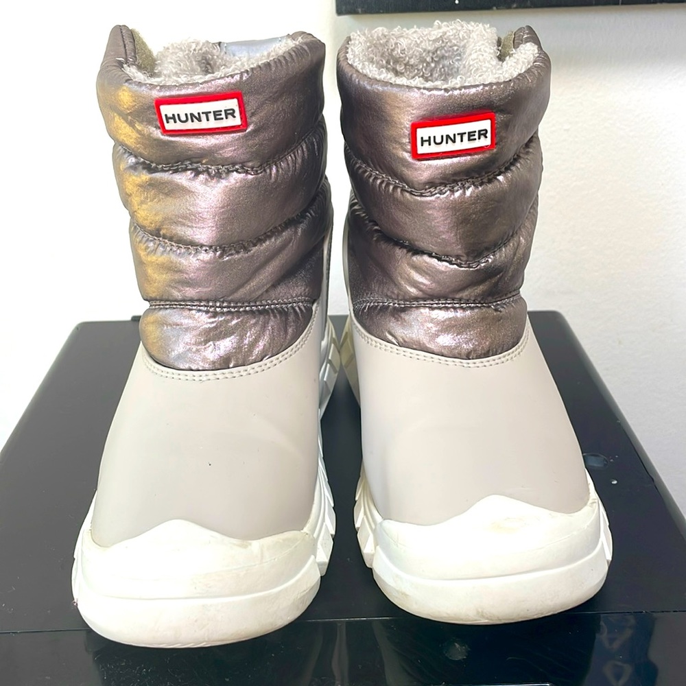 Excellent condition . Worn once. My daughter grew out of them quickly.
